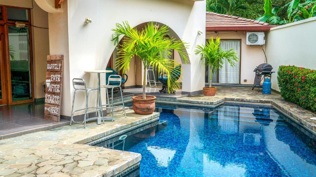 una piscina di fronte a una casa di CW2 Casa Wasabi 2bed+1bath a Tamarindo