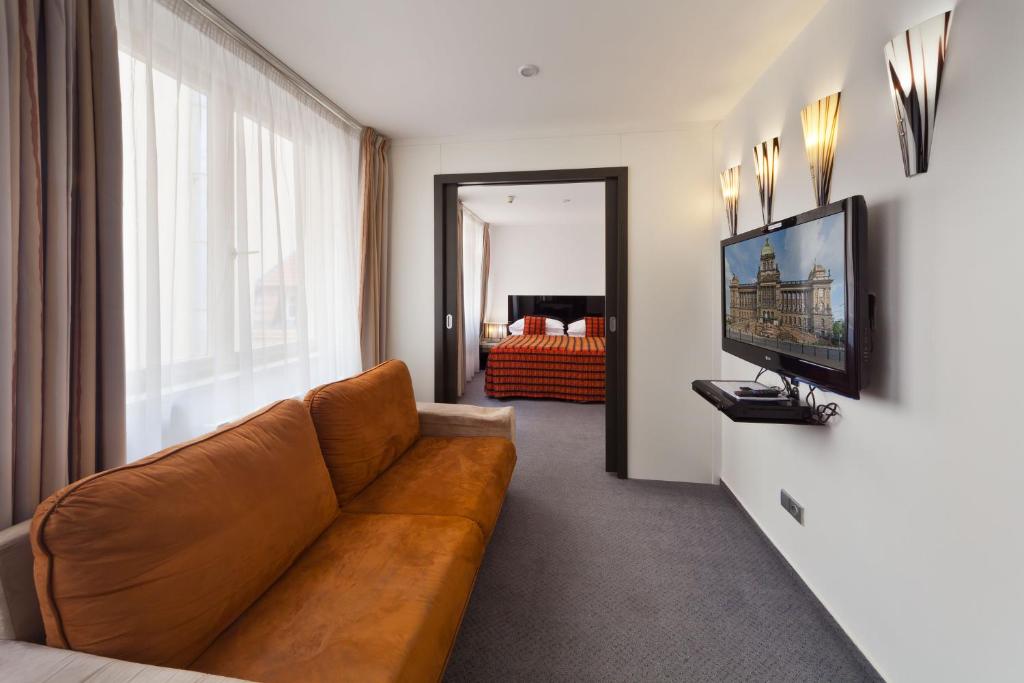 TV a/nebo společenská místnost v ubytování Prague Inn