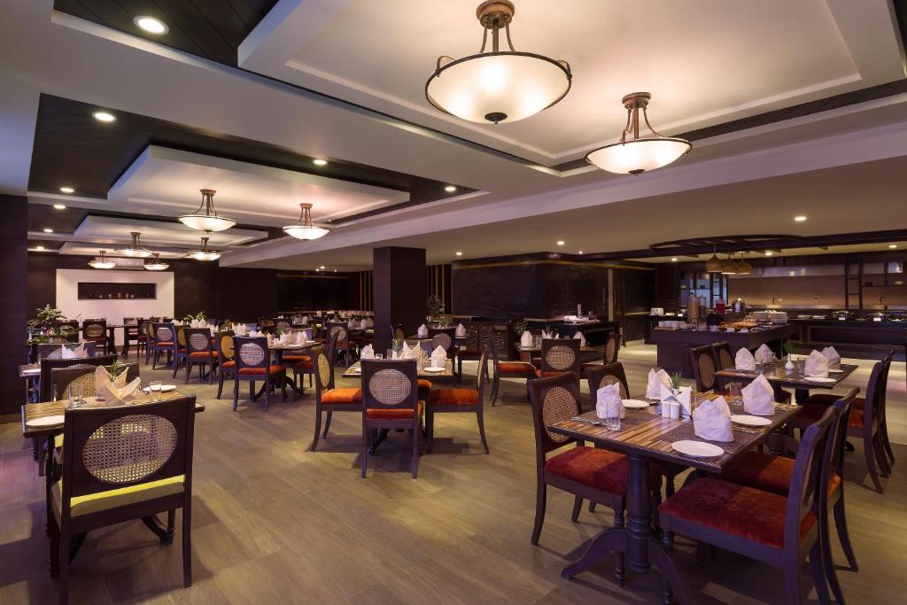 Restaurace v ubytování Aloha On The Ganges by Leisure Hotels