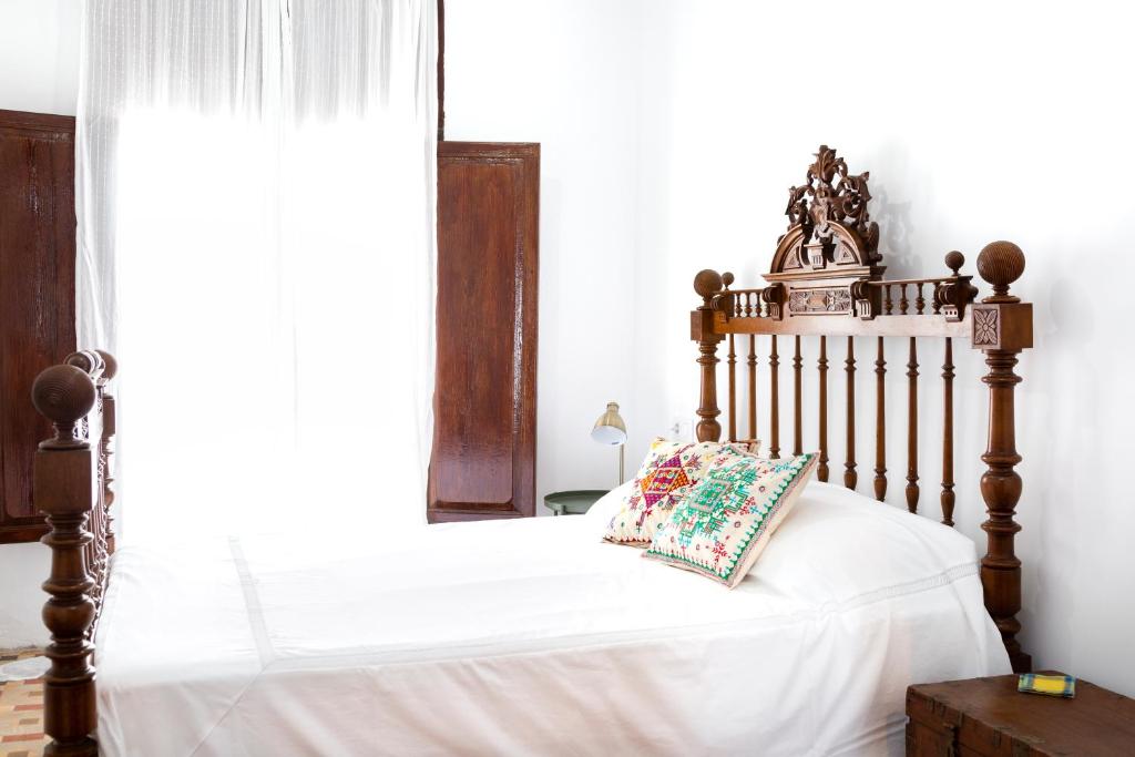 מיטה או מיטות בחדר ב-Noguera Casa Rural Casa de Poble