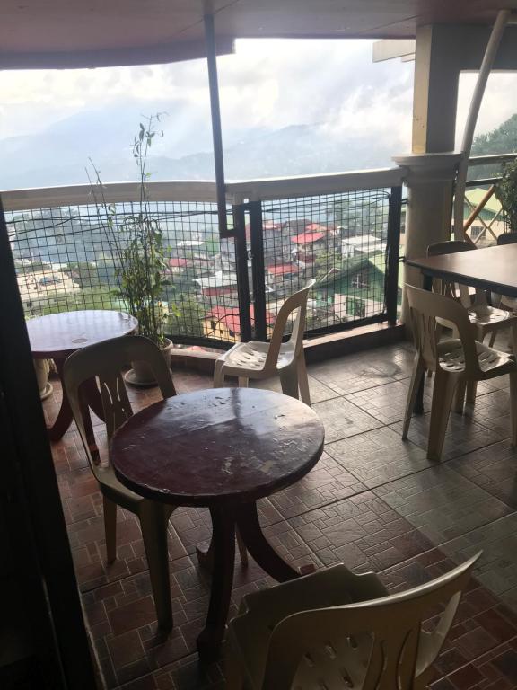 Balkón nebo terasa v ubytování ASHBURN'S TRANSIENT BAGUIO - 3rd to 6th floor BASIC SLEEP and GO Accommodation, NO ELEVATOR, NO PARKING