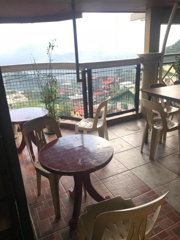 Balkón nebo terasa v ubytování ASHBURN'S TRANSIENT BAGUIO - 3rd to 6th floor BASIC SLEEP and GO Accommodation, NO ELEVATOR, NO PARKING