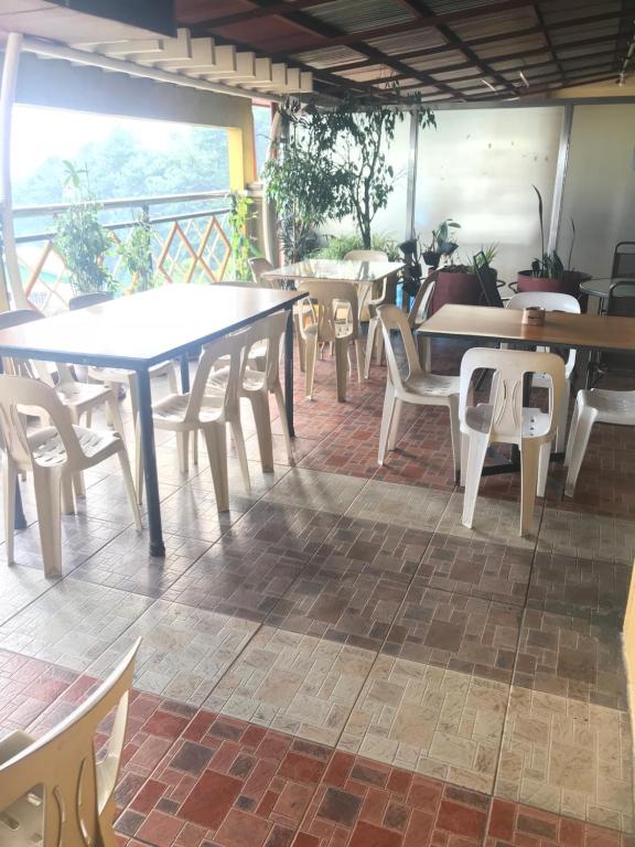 Restaurace v ubytování ASHBURN'S TRANSIENT BAGUIO - 3rd to 6th floor BASIC SLEEP and GO Accommodation, NO ELEVATOR, NO PARKING