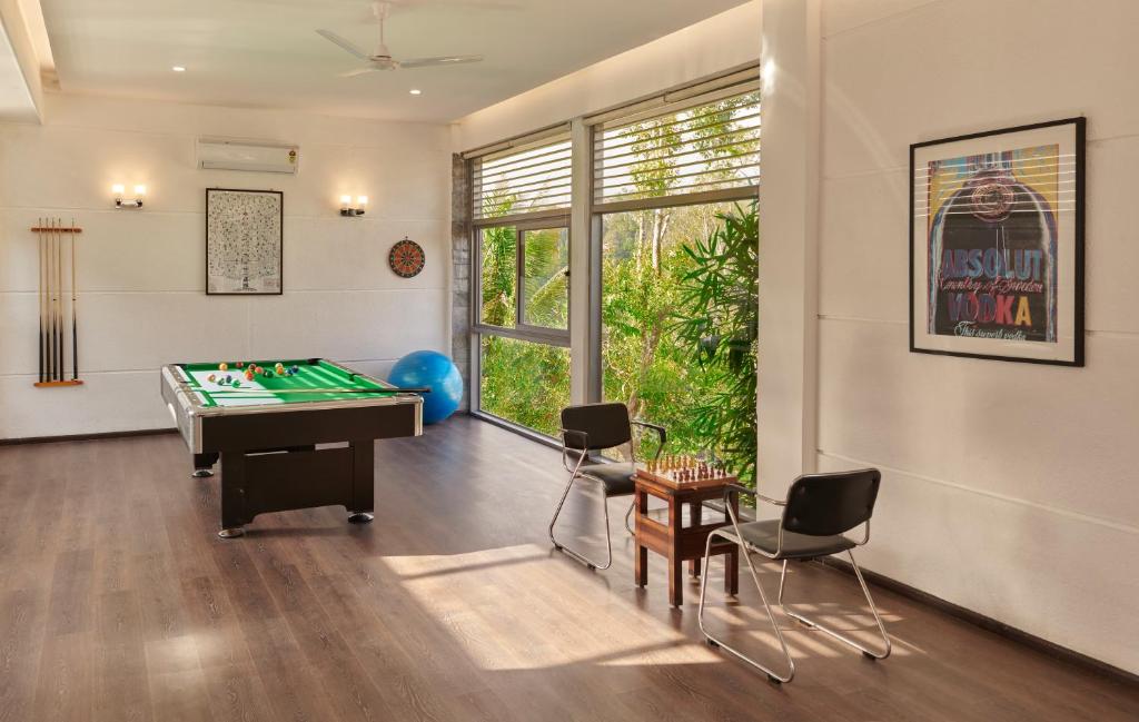 Biliár nebo kulečník v ubytování Ragamaya Resort & Spa Munnar