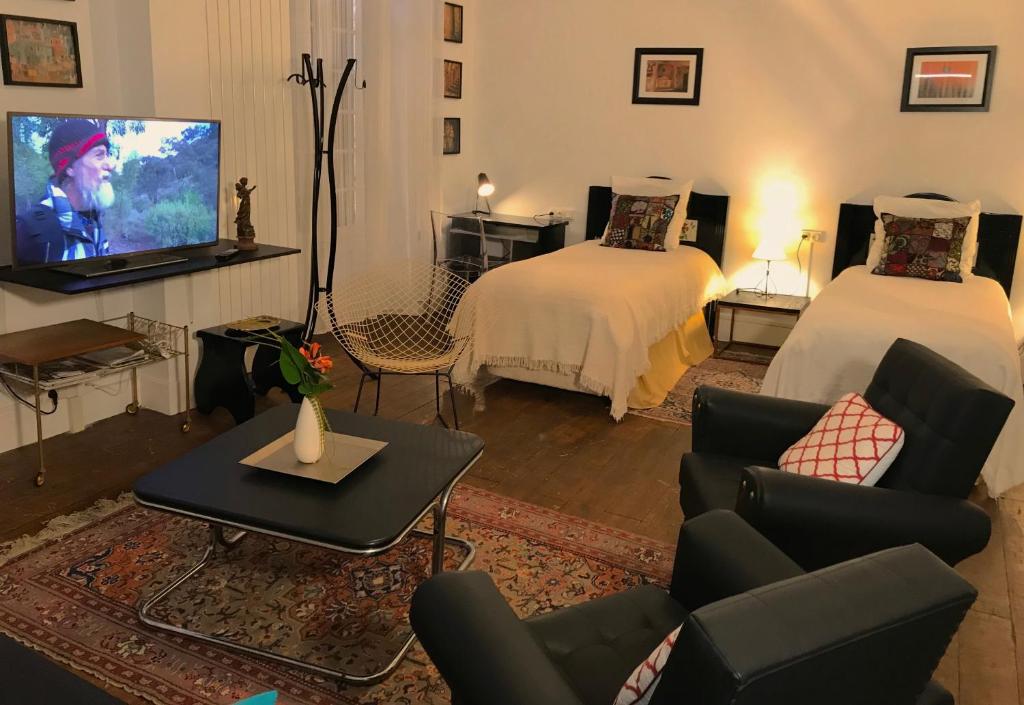 TV a/nebo společenská místnost v ubytování Victorian Lodge