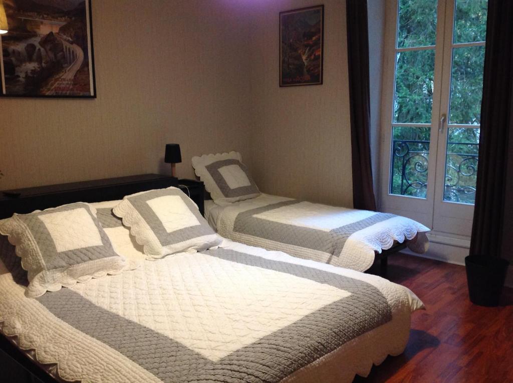 ラ・ブルブールにあるLe Rubis de Chanteriveの窓付きの客室で、ベッド2台が備わります。