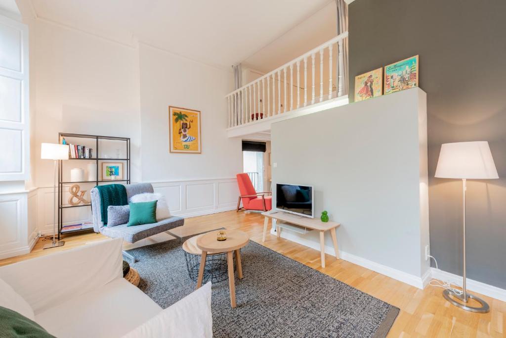 un salon avec un canapé blanc et une table dans l'établissement Le Cocon de la Daurade by Cocoonr, à Toulouse