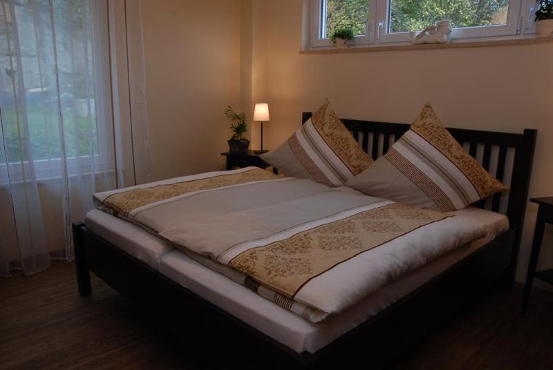 A bed or beds in a room at Ferienwohnungen Rothmund