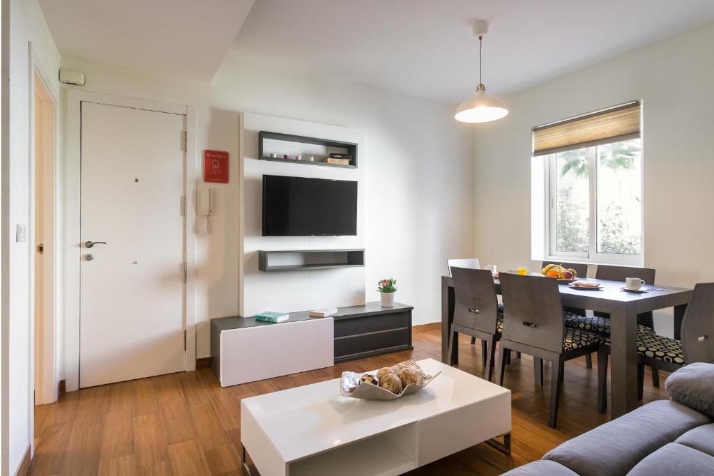 een woonkamer met een tafel en een eetkamer bij TEATRO centro alicante in Alicante