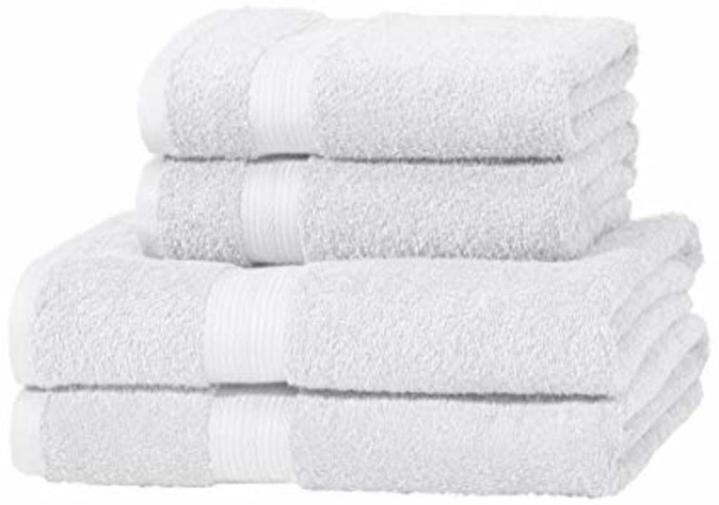 una pila di asciugamani bianchi sovrapposti l'uno all'altro di Mansion IBIZA Salou a Reus
