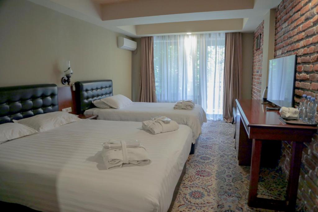 Postel nebo postele na pokoji v ubytování Borjomi Palace Health & Spa Center