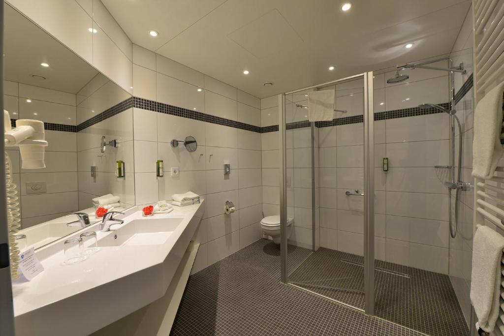 Aribo Hotel - Deluxe Double Room With Balcony