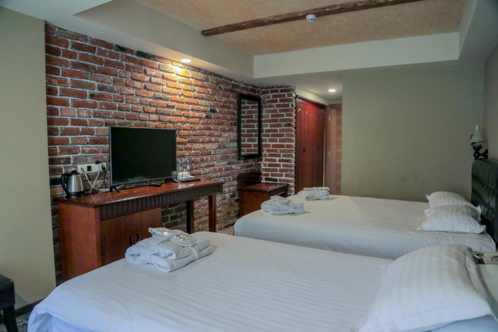 Postel nebo postele na pokoji v ubytování Borjomi Palace Health & Spa Center