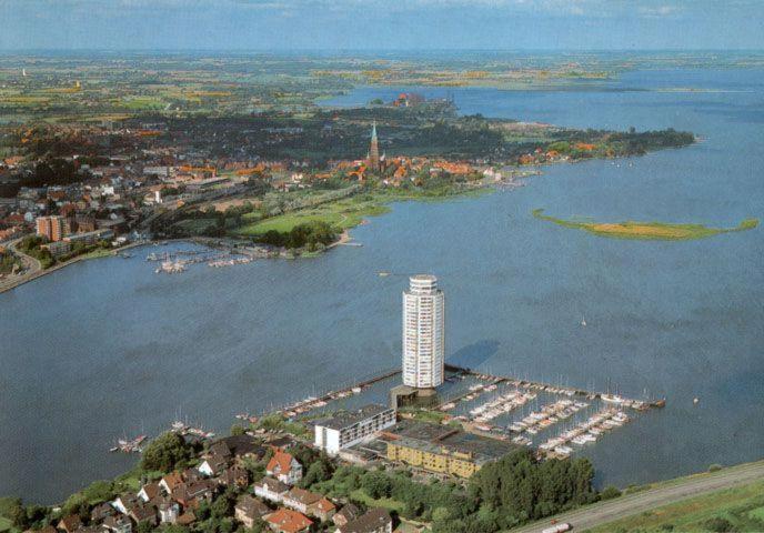 una vista aerea di un grande corpo idrico di Ferienwohnung-im-Wikingturm a Schleswig
