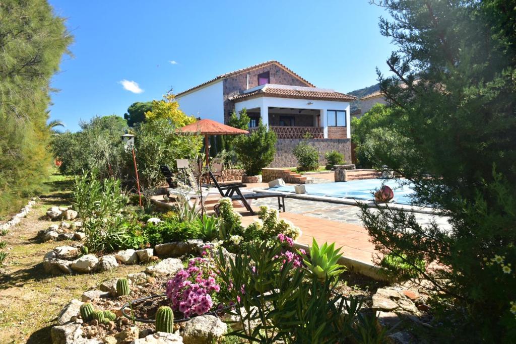 艾加斯托的住宿－Casa Rural Las Adelfas，一座带花园和游泳池的房子