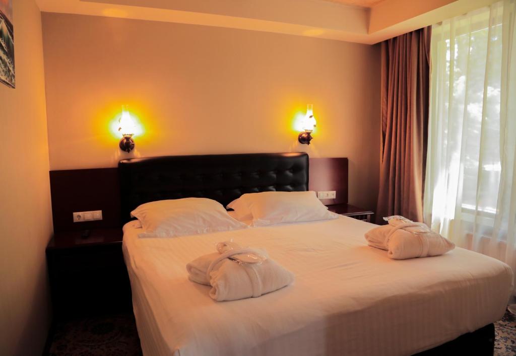 Postel nebo postele na pokoji v ubytování Borjomi Palace Health & Spa Center