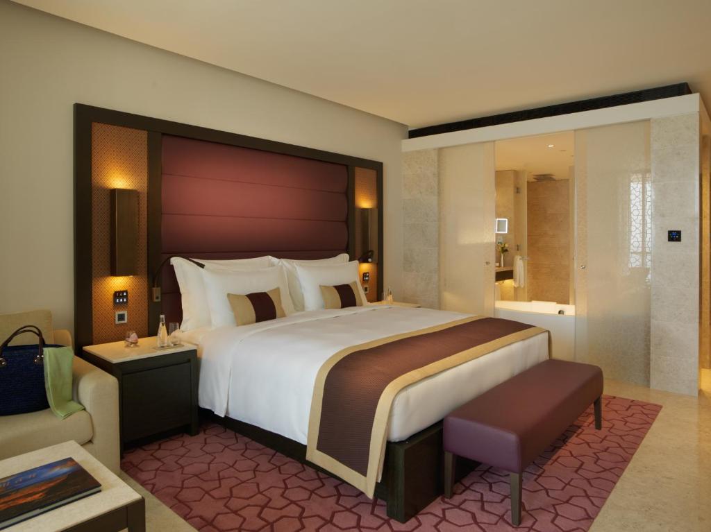 Postel nebo postele na pokoji v ubytování Kempinski Hotel Muscat