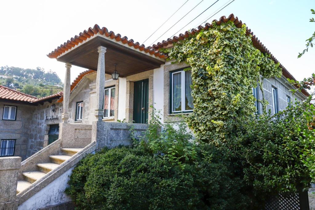 una casa con una escalera delante de ella en Casa De Carcavelos en Cabeceiras de Basto