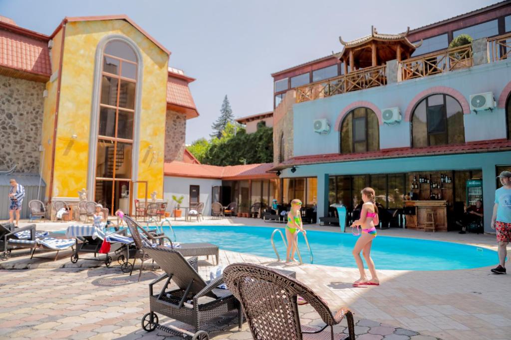 Bazén v ubytování Borjomi Palace Health & Spa Center nebo v jeho okolí