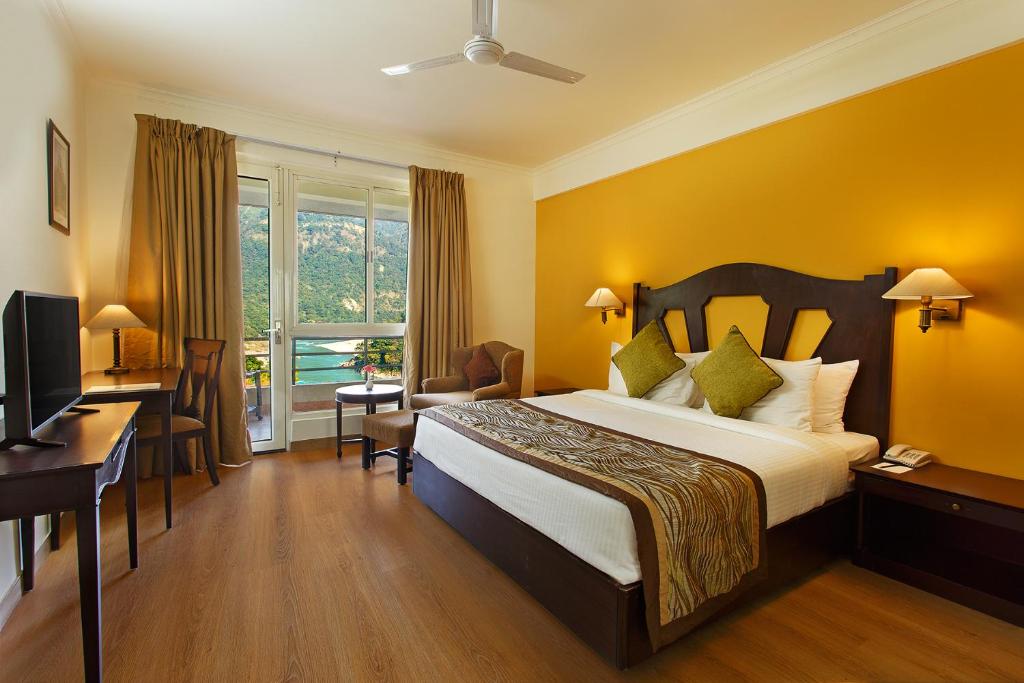 Postel nebo postele na pokoji v ubytování Aloha On The Ganges by Leisure Hotels