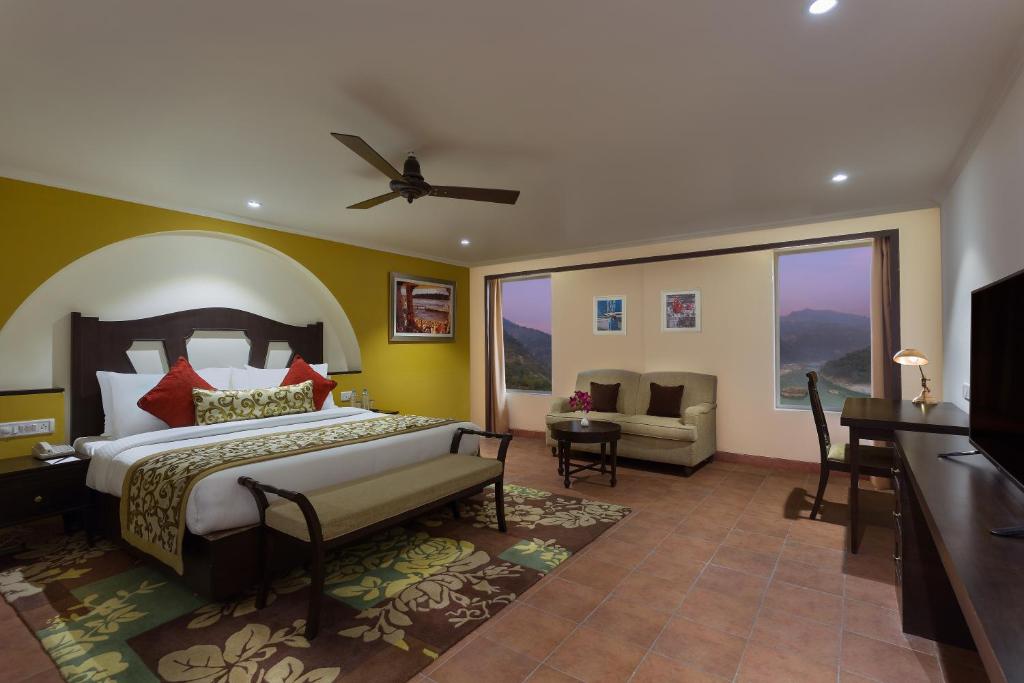 Postel nebo postele na pokoji v ubytování Aloha On The Ganges by Leisure Hotels