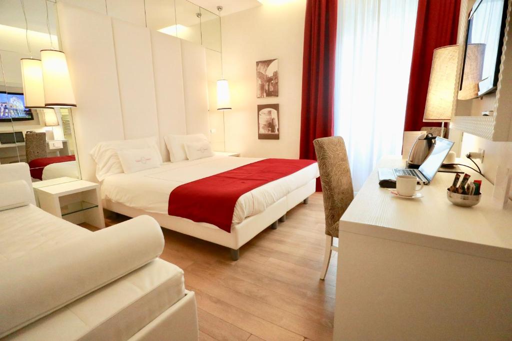 - une chambre d'hôtel avec un lit et un miroir dans l'établissement Tullia&Prisca Relais, à Rome