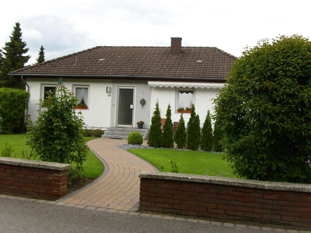 a white house with a brick walkway at Ferienwohnung Gieseking in Porta Westfalica