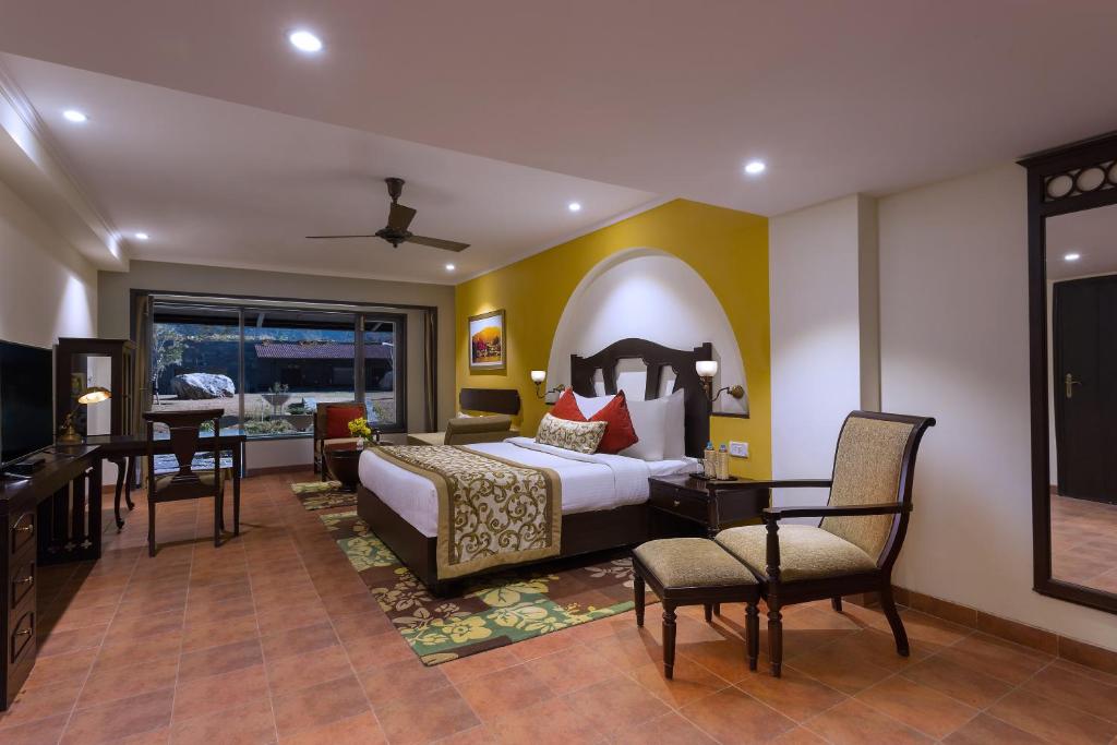 Postel nebo postele na pokoji v ubytování Aloha On The Ganges by Leisure Hotels