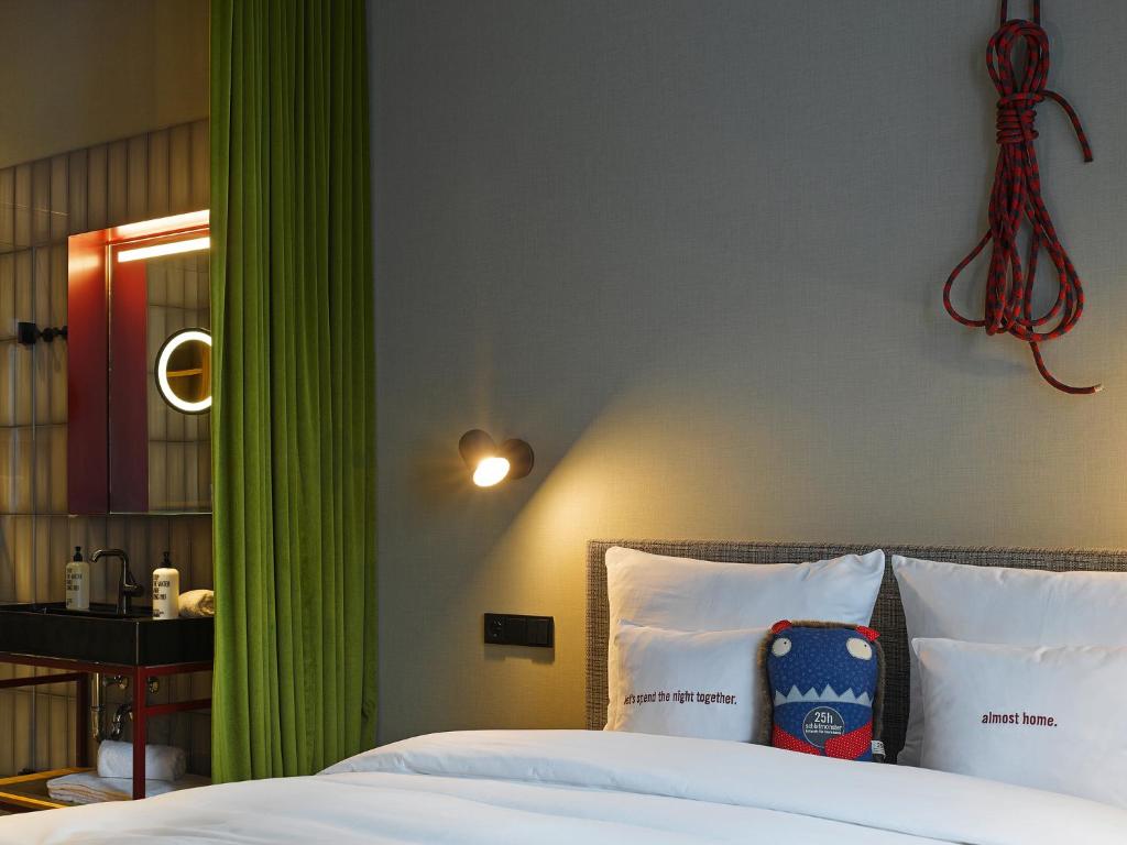 Cama ou camas em um quarto em 25hours Hotel The Trip
