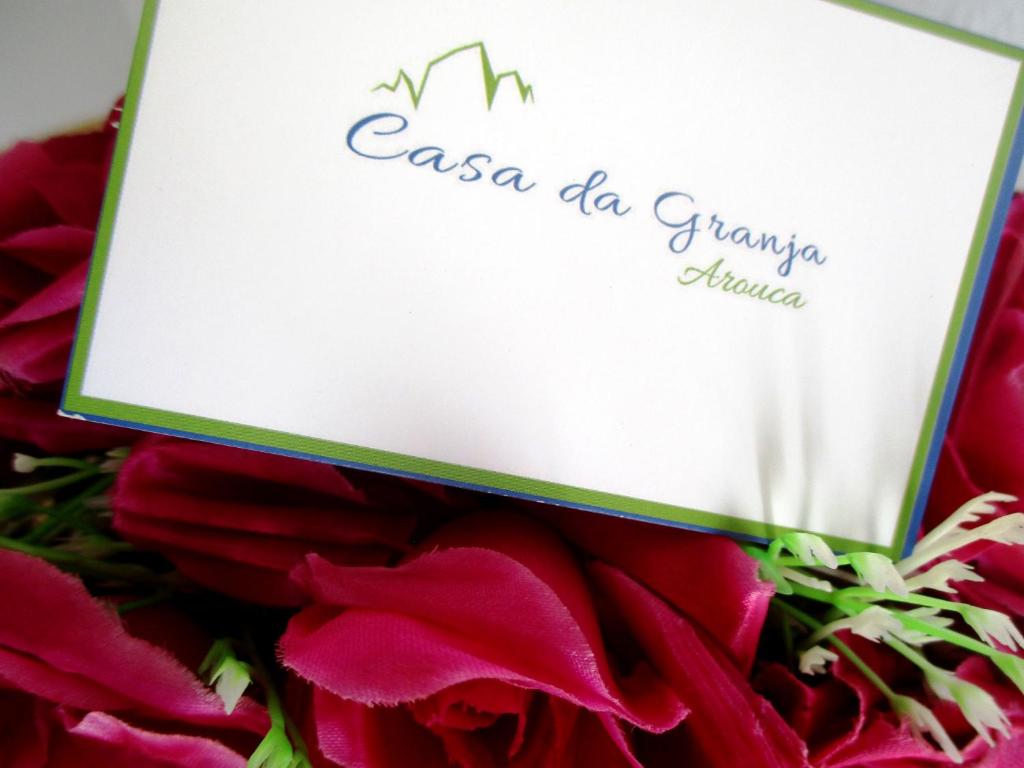 a sign on a bouquet of red roses at Casa da Granja in Arouca