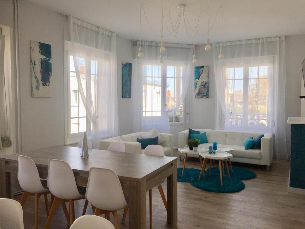 uma sala de estar com mesa e cadeiras em Relais vacances à la Mer 1 em Berck