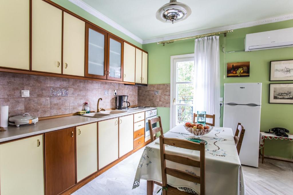 Kuchyň nebo kuchyňský kout v ubytování Apartment in Kalamaria