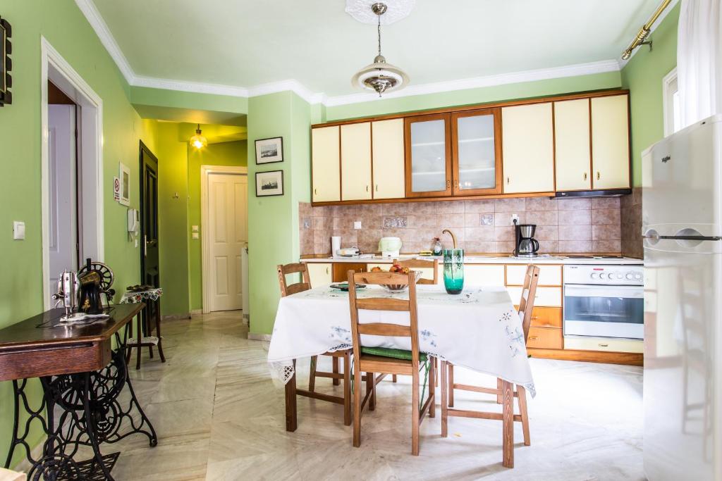 Kuchyň nebo kuchyňský kout v ubytování Apartment in Kalamaria