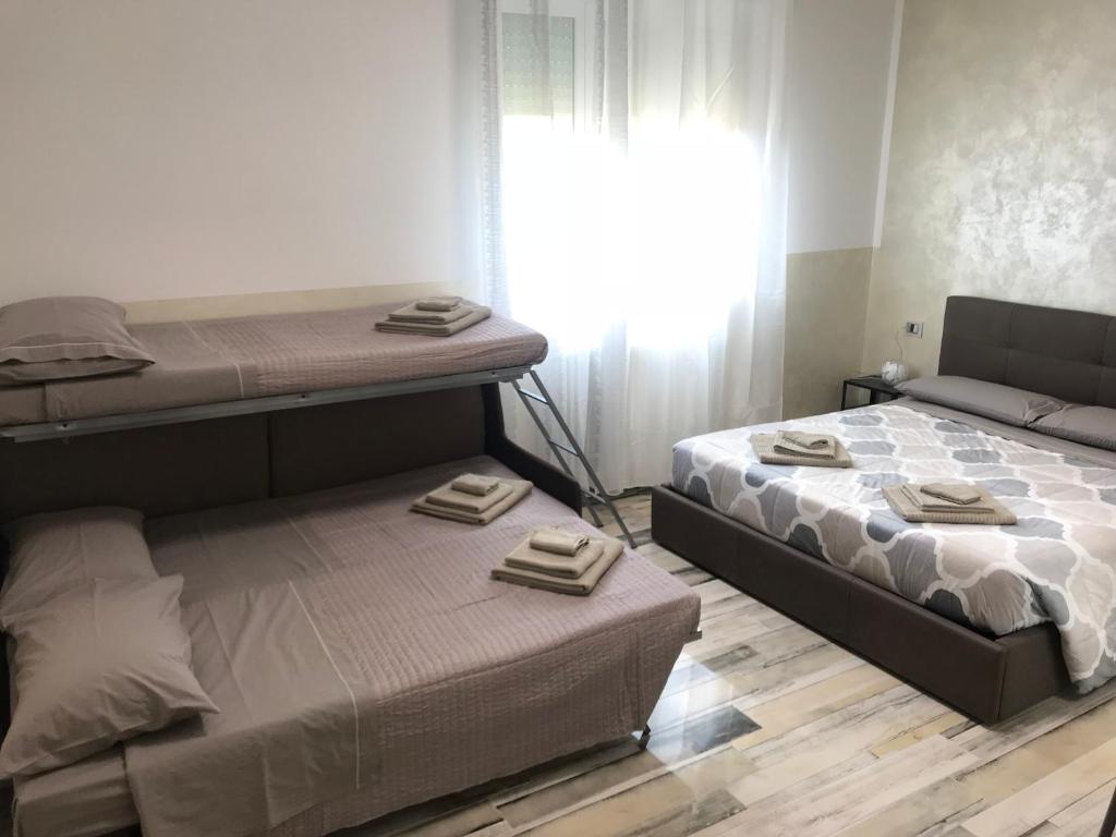 Łóżko lub łóżka w pokoju w obiekcie B&B ATTICO GALLIERA