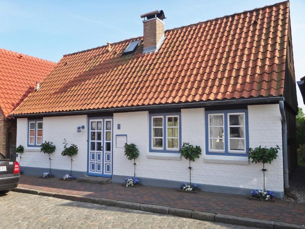 a white house with an orange roof at Rosenhaus in Kappeln