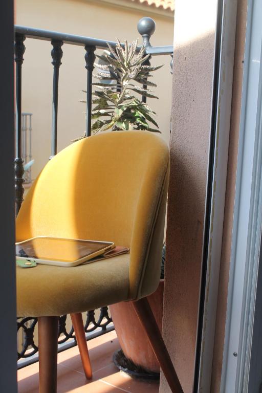 żółte krzesło na balkonie z rośliną w obiekcie Centro Histórico 2 Bedrooms w Maladze