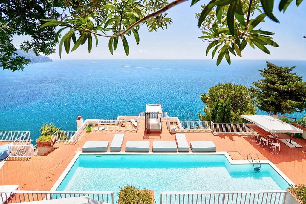 Vista sulla piscina di Amalfi Villa Sleeps 9 Pool Air Con WiFi o su una piscina nei dintorni