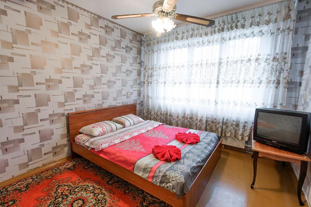 a bedroom with a bed and a tv in it at Большая квартира на пр. МИРА in Salihorsk