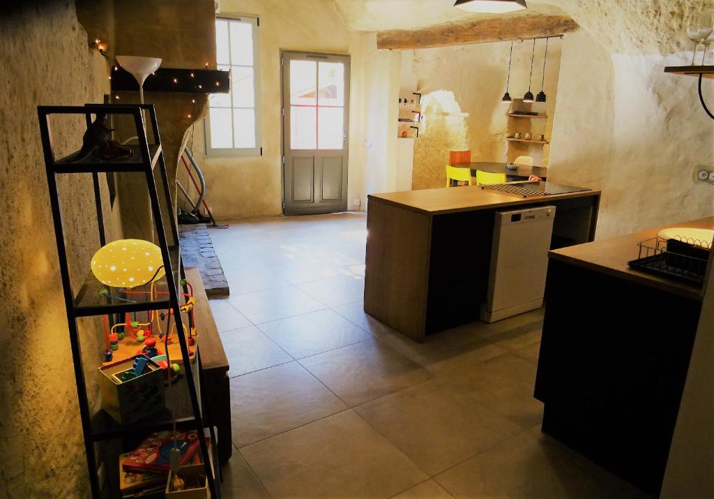 eine Küche mit einer Treppe in der Mitte eines Zimmers in der Unterkunft Gite de Loup-Terre in Tours