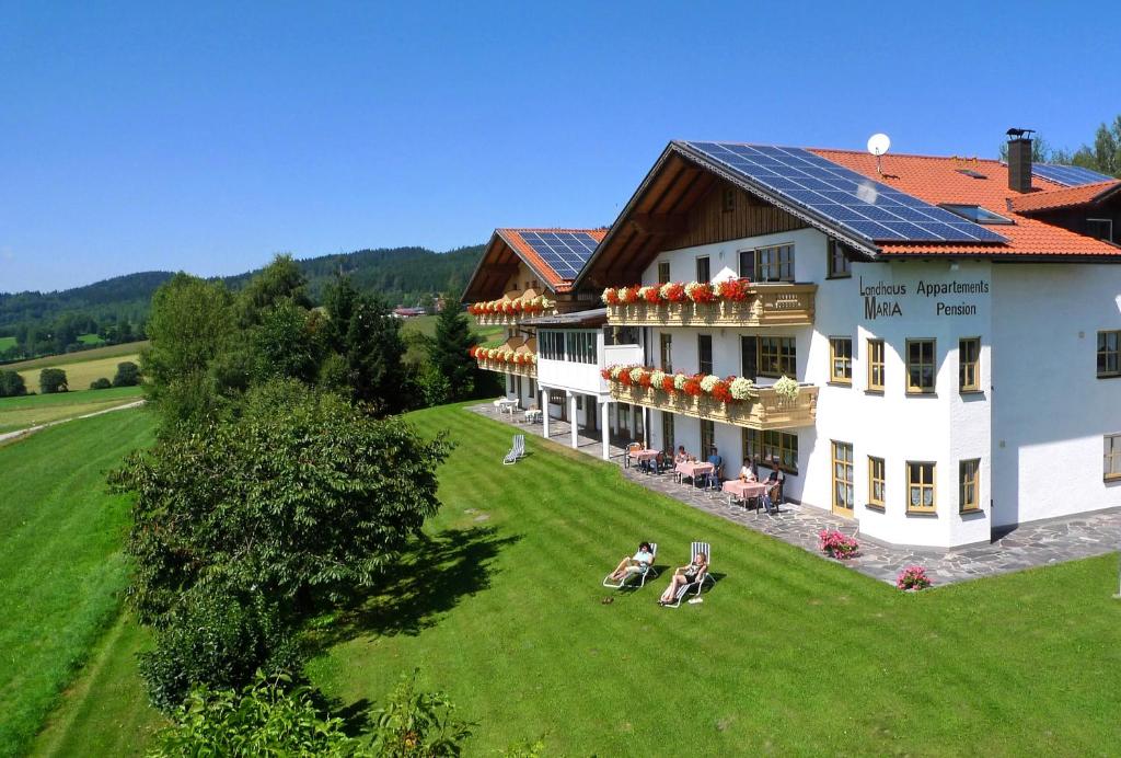 eine Luftansicht eines Hauses auf einem grünen Feld in der Unterkunft Landhaus Maria Bed&Breakfast in Regen