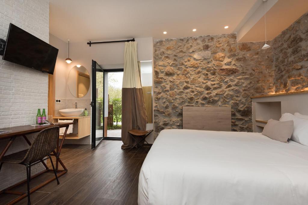 Postel nebo postele na pokoji v ubytování Hotel Rural Sagarlore