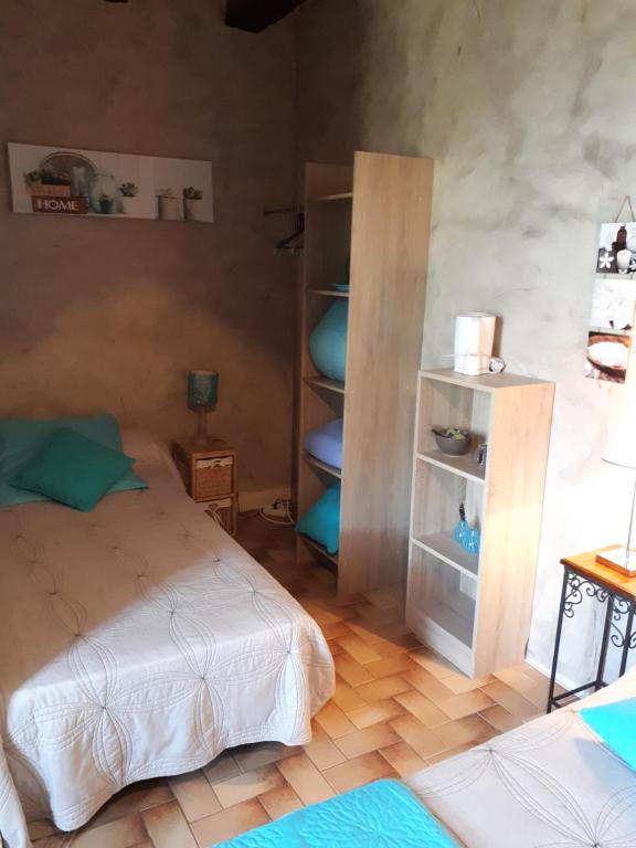 um quarto com uma cama e uma estante de livros em La Flambée em Blond