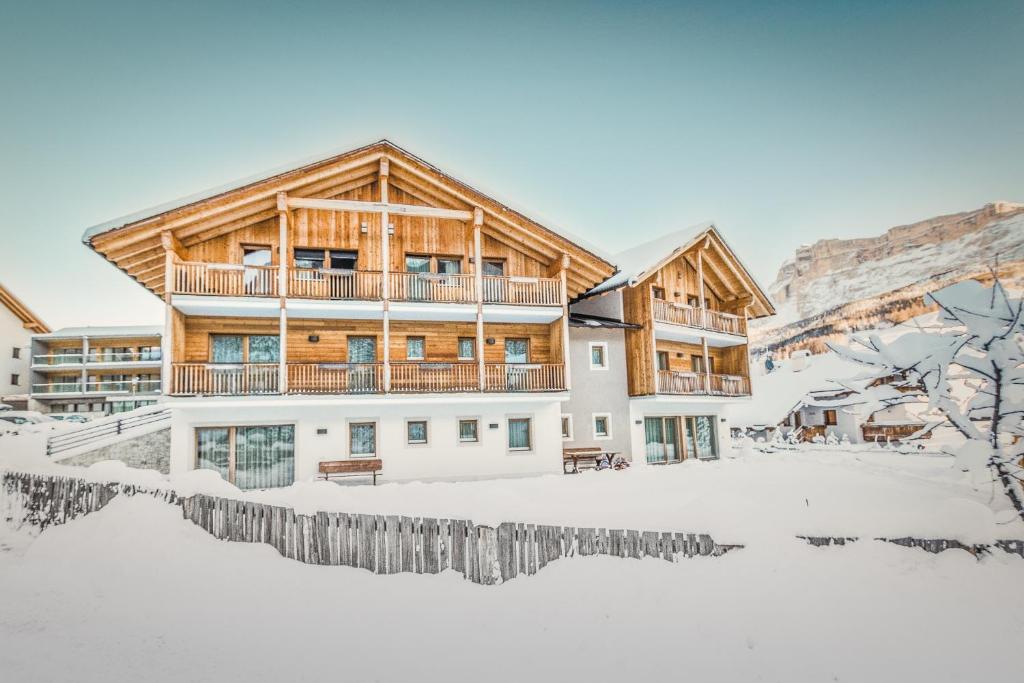 een huis in de sneeuw met een hek bij Apt Bel Pre in La Villa