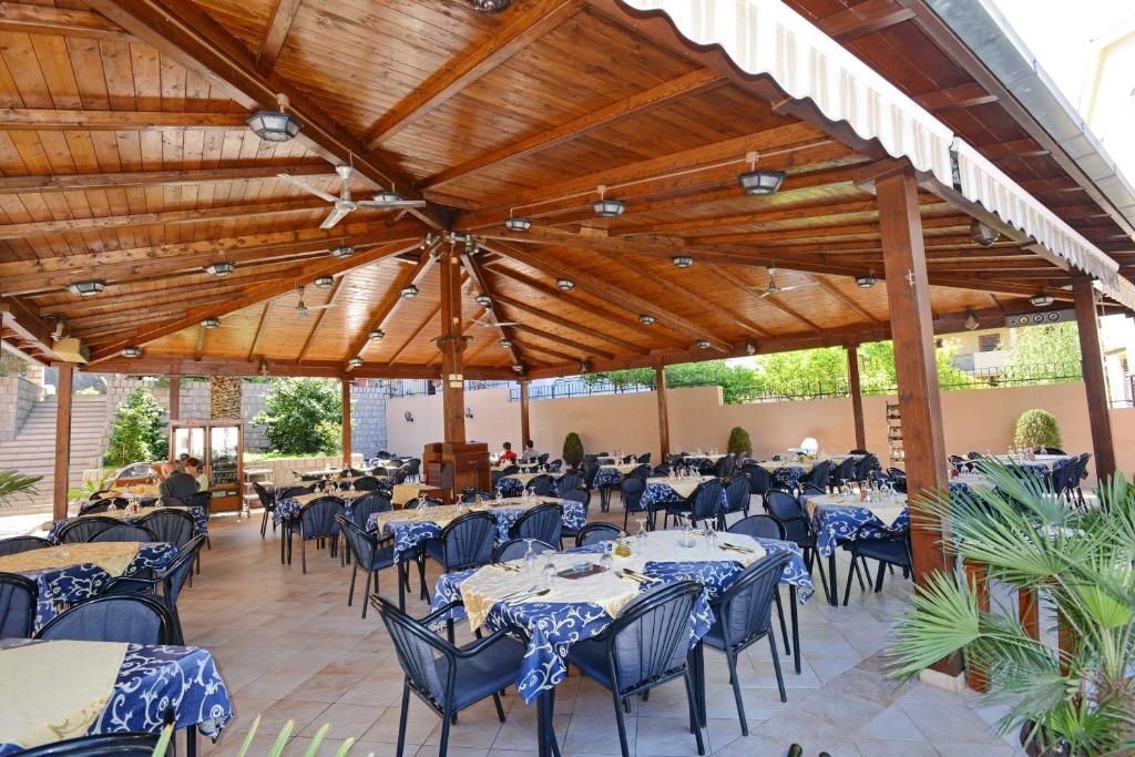 Un restaurant sau alt loc unde se poate mânca la ROOMS & APARTMENTS DOBROTSKI DVORI