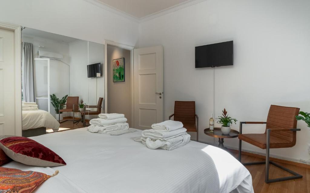 sypialnia z łóżkiem z ręcznikami w obiekcie Cutie by Stylish Stays w Atenach