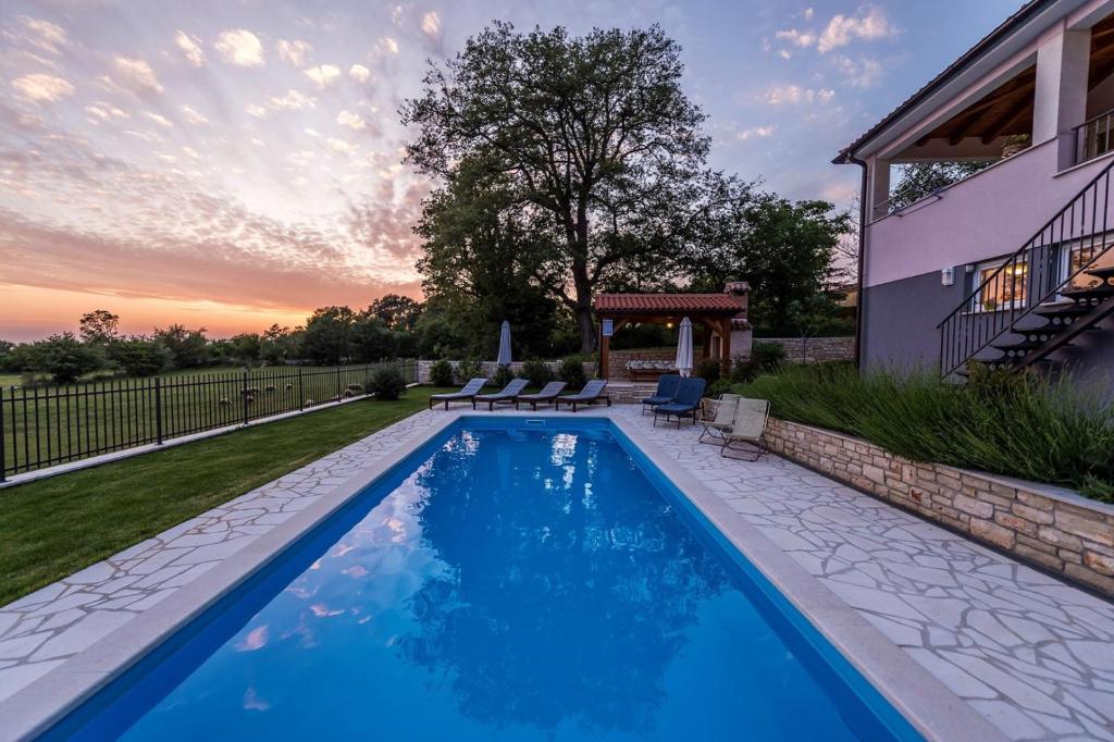 Πισίνα στο ή κοντά στο Modern Villa Vesna with Private Pool