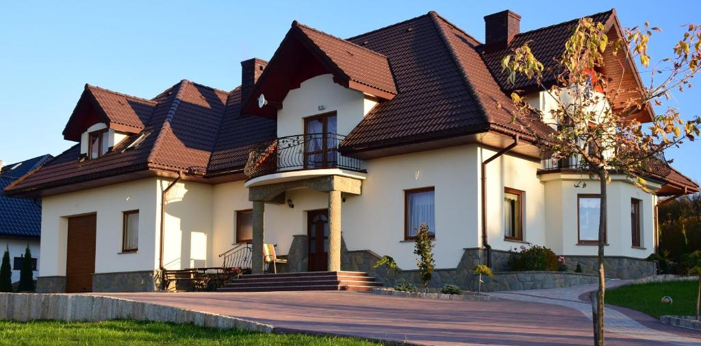 a large house with a tiled roof at Apartament na Falsztynie in Falsztyn