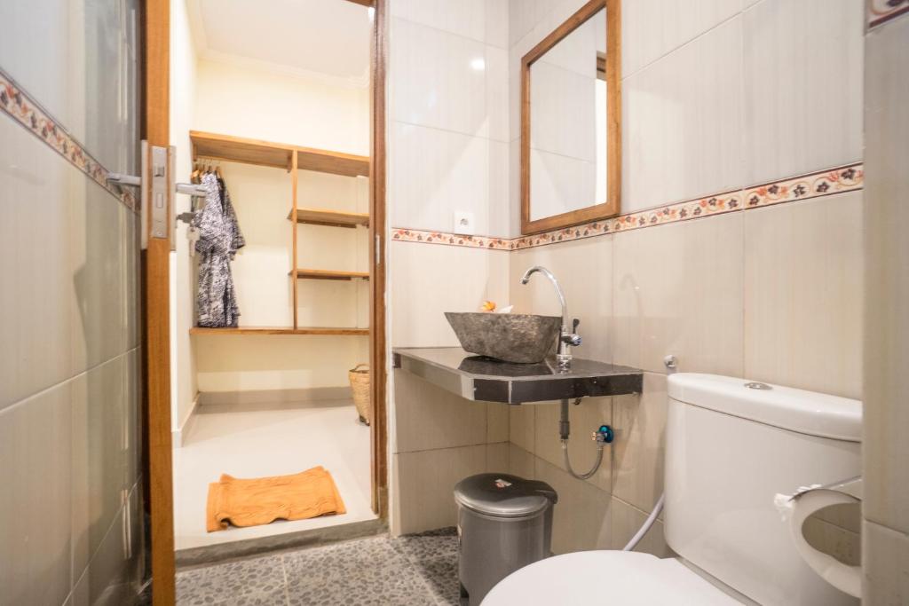 un piccolo bagno con un water e un lavandino di Darba Guest House Ubud ad Ubud