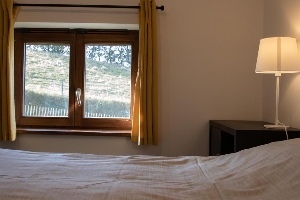 Postel nebo postele na pokoji v ubytování B&B Ferme de Leuze Rustieke Gîtes nabij Durbuy, eigen laadpalen