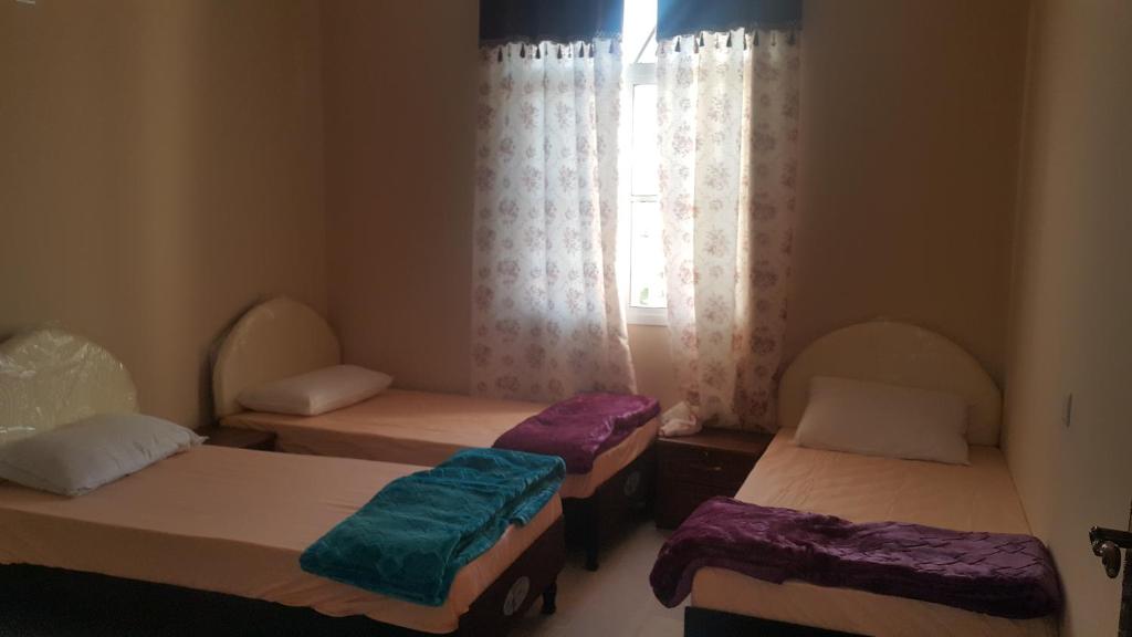 Postel nebo postele na pokoji v ubytování Dar ALHamra Inn